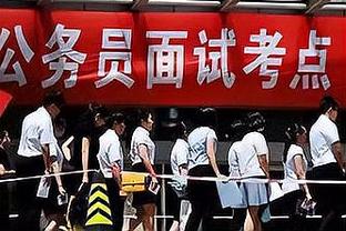 球迷展示马内巨幅TIFO，C罗示意他上前接受掌声和欢呼